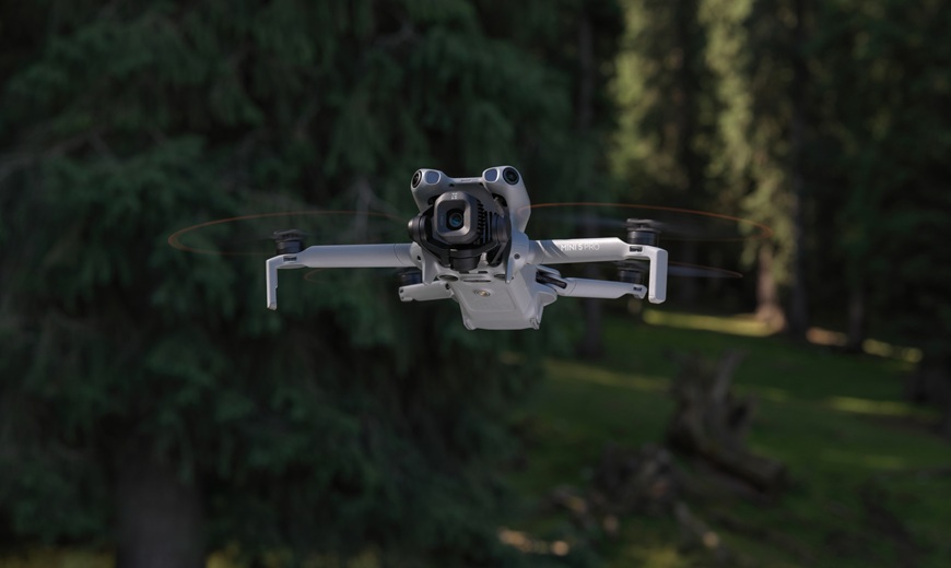 TEST: Jaký DJI dron vybrat? Srovnání modelů pro začátečníky, cestování i profesionální tvorbu letící dji mini 5 pro