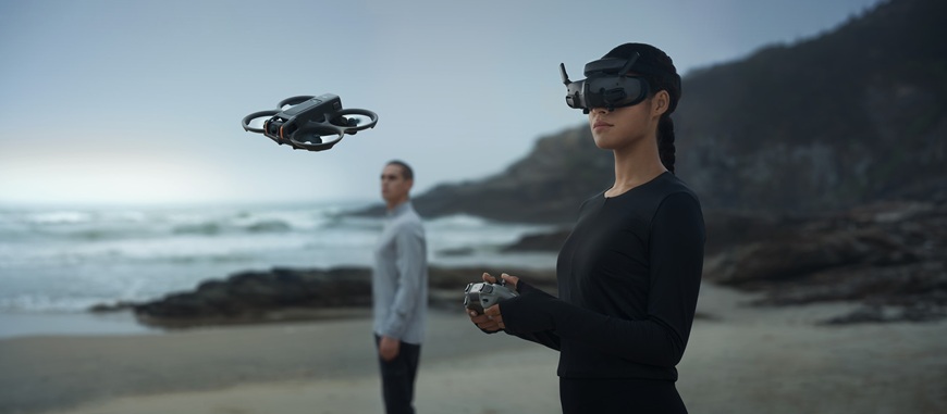 TEST: Jaký DJI dron vybrat? Srovnání modelů pro začátečníky, cestování i profesionální tvorbu žena používá dron dji avata 2