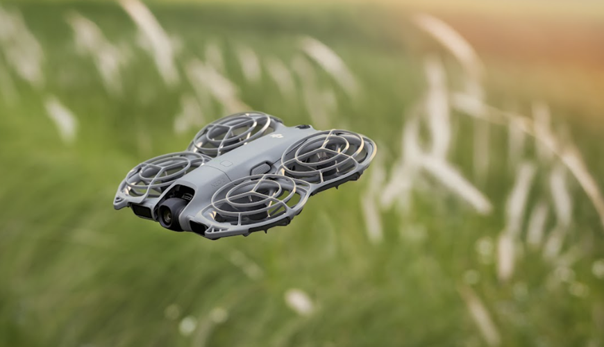 TEST: Jaký DJI dron vybrat? Srovnání modelů pro začátečníky, cestování i profesionální tvorbu dron dji mini 2 nad loukou