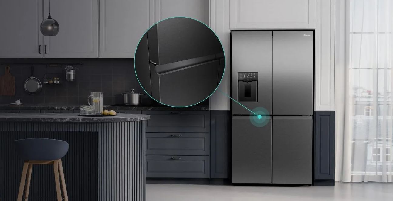 tmava lednice hisense ve tmave kuchyni, v kolecku je ukazano minimalisticke zapustene madlo jako designovy prvek.