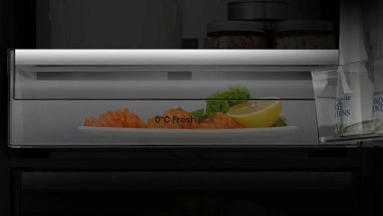 zásuvka 0° Fresh Box lednice Hisense, která funguje jako nulová zona. Zasuvka je na tmavem pozadi.