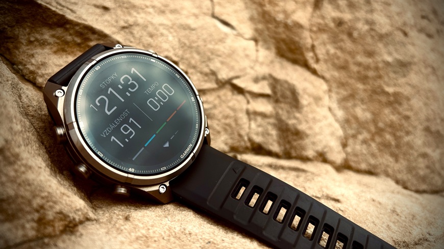 Chytré hodinky Garmin fēnix® 9 Pro položené na skále v pozadí