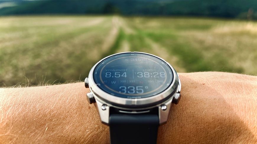 Detail chytrých hodinek Garmin fēnix® 9 Pro na mužské ruce v terénu