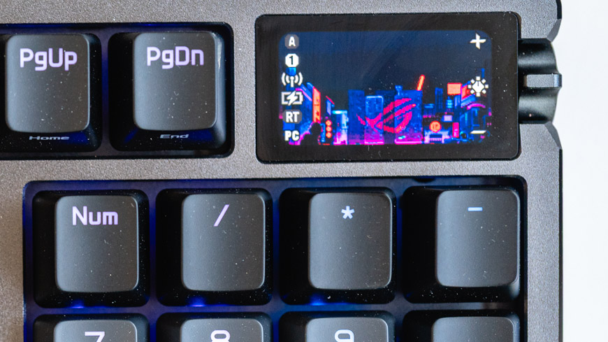 Recenze: Herní klávesnice ROG Azoth 96 HE – parťačka pro náročné e-sportovce Detail LED panelu herní klávesnice ROG Azoth 96 HE