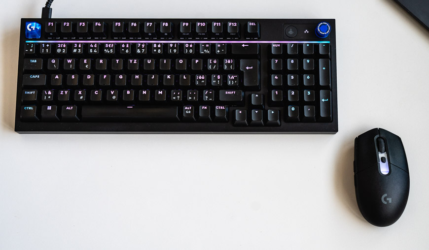 Recenze: Herní klávesnice Logitech G316 X 98 a myš G305 X – rychlá dvojka Myš Logitech G305X Superlight leží vedle klávesnice Logitech G316 X 98