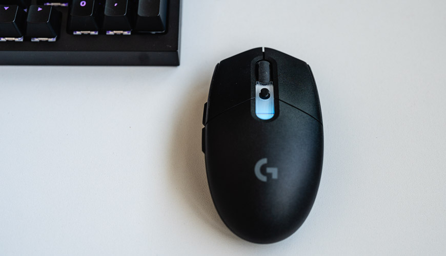 Recenze: Herní klávesnice Logitech G316 X 98 a myš G305 X – rychlá dvojka Myš Logitech G305 X Superlight leží na stole, v levém horním rohu je okraj klávesnice