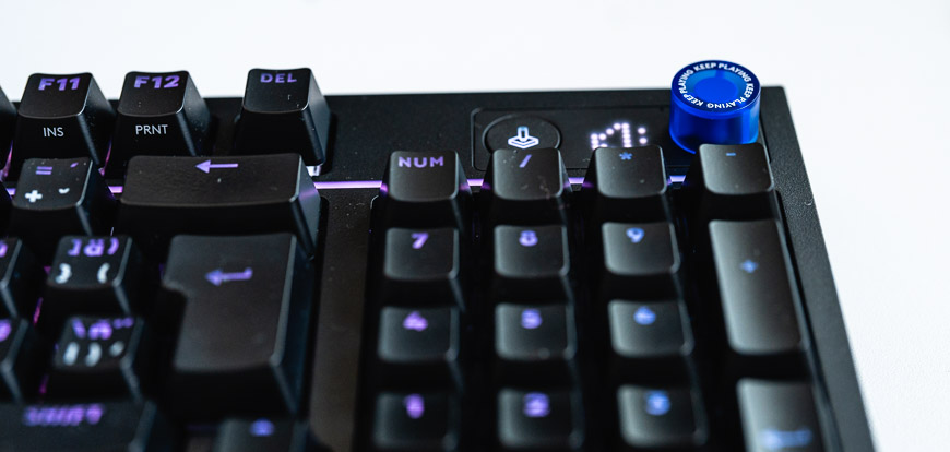 Recenze: Herní klávesnice Logitech G316 X 98 a myš G305 X – rychlá dvojka Detail ovládacího kolečka a LED panelu klávesnice Logitech G316X 98