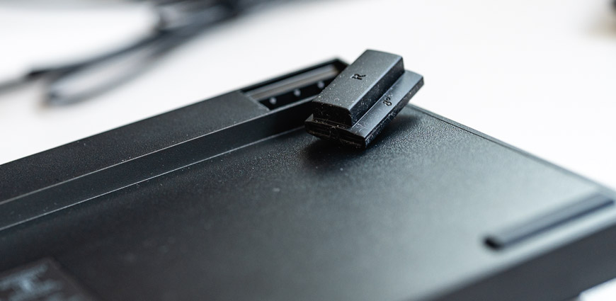 Recenze: Herní klávesnice Logitech G316 X 98 a myš G305 X – rychlá dvojka Detail vyjímatelné nožičky klávesnice Logitech G316 X 98