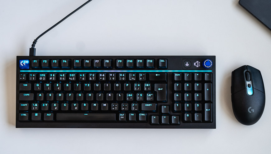 Recenze: Herní klávesnice Logitech G316 X 98 a myš G305 X – rychlá dvojka Myš Logitech G305X Superlight leží vedle klávesnice Logitech G316 X 98