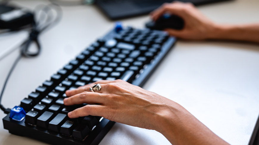 Recenze: Herní klávesnice Logitech G316 X 98 a myš G305 X – rychlá dvojka Ruce na klávesnici Logitech G316 X 98 a myši Logitech G305 X Superlight