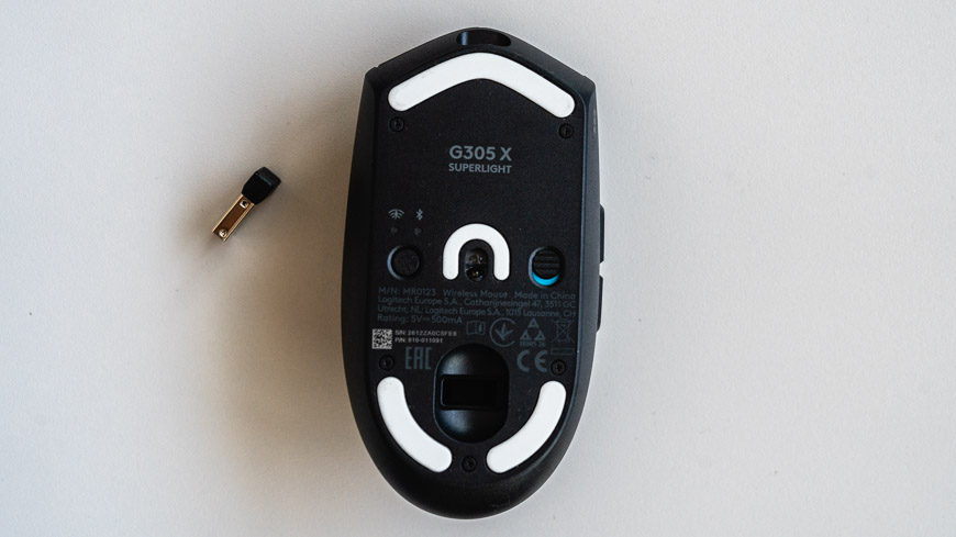 Recenze: Herní klávesnice Logitech G316 X 98 a myš G305 X – rychlá dvojka Myš Logutech G305 X Superlight otočená spodní stranou nahoru, vedle leží bezdrátový adaptér