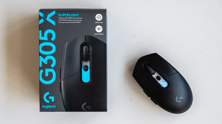Recenze: Herní klávesnice Logitech G316 X 98 a myš G305 X – rychlá dvojka Myš Logitech G305 X Superlight leží na stole vedle krabice