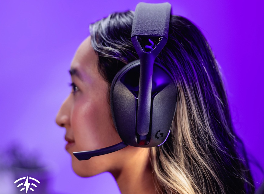 Exkluzivní závodní set: Volant Logitech G29 Driving Force PS5/PS4 a headset G321 Žena má na hlavě headset Logitech G321, pohled z boku