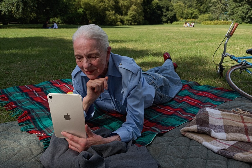 Nemalá senzace v podání Apple! Už dnes představil nový iPad mini s raketovým výkonem a prvotřídním OLED displejem Tablet iPad mini (A20 Pro) v rukou dámy v pokročilém věku ležící na piknikové dece v parku