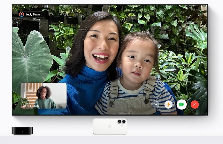 Je to doma! Přivítejte vizionářský HomeView a další novinky Apple, s nimiž bude vaše domácnost ještě chytřejší Videohovor probíhající přes aplikaci FaceTime integrované v nové Apple TV 4K.