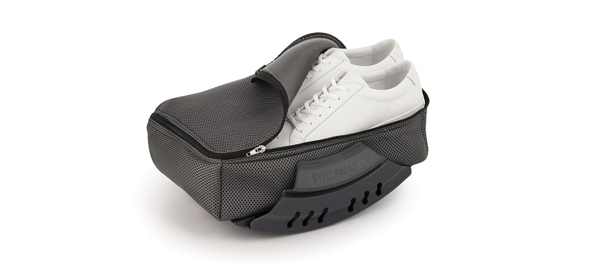 Gorenje ShoeWash Holder: Praktický způsob, jak prát boty v pračce nastavec shoewash holder a v nem jsou vložené bílé tenisky.
