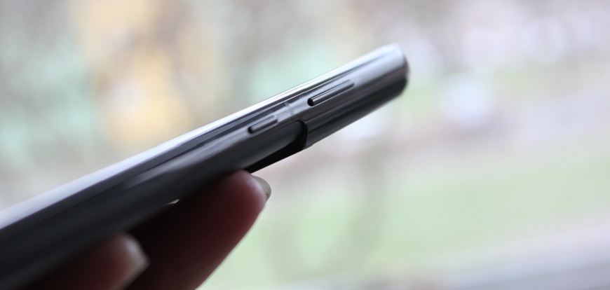 Recenze Samsung Galaxy S21 Ultra 5G: Vlajková loď sbírá ovace Kovovy_ramecek