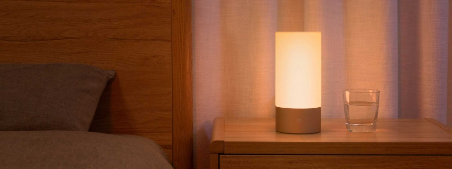 Proč zvolit Xiaomi? Dobývá svět mobily i chytrou domácností Stolní LED lampička Xiaomi Mi Bedside