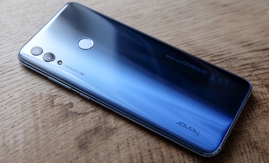Recenze: HONOR 10 Lite – čerstvá krev do střední třídy Honor_10_lite_zada