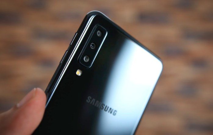 Recenze: Galaxy A7 je povedený Samsung s trojitým fotoaparátem Trojitý foťák u Samsung Galaxy A7