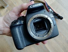 Canon EOS 2000D