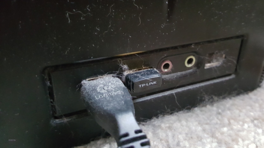 Zaprášený panel s konektory u PC