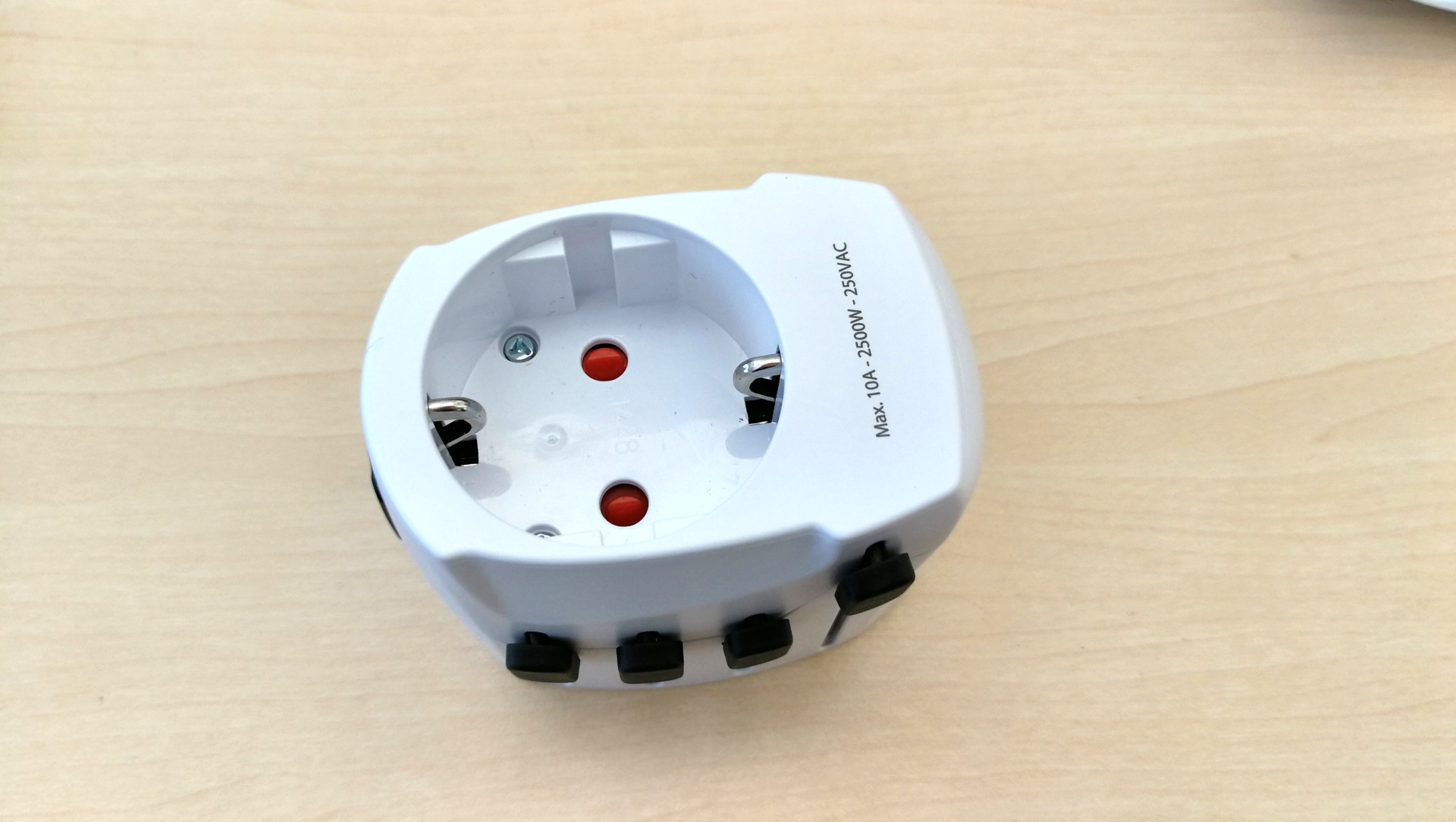 Recenze Skross: Jeden cestovní adaptér na celý svět World Adapter Pro Light