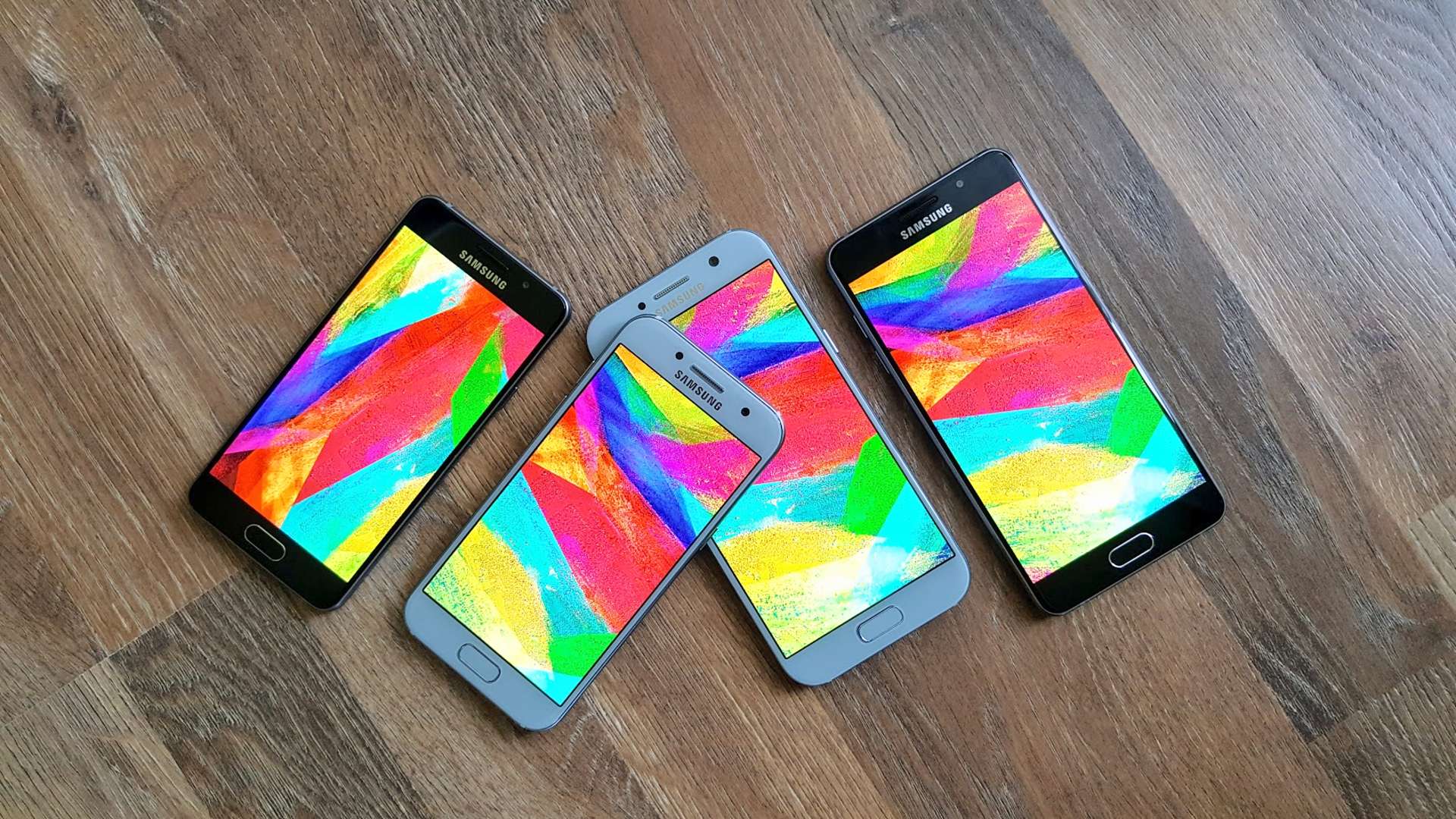 Samsung Galaxy A3 a A5 (2016/17): O rok starší, o dost lepší Samsung Galaxy A3 a A5 (2017)
