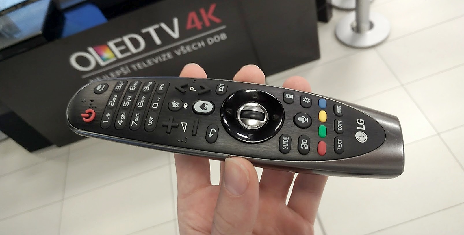 Recenze LG 65EF950V - ovladač Remote Magic