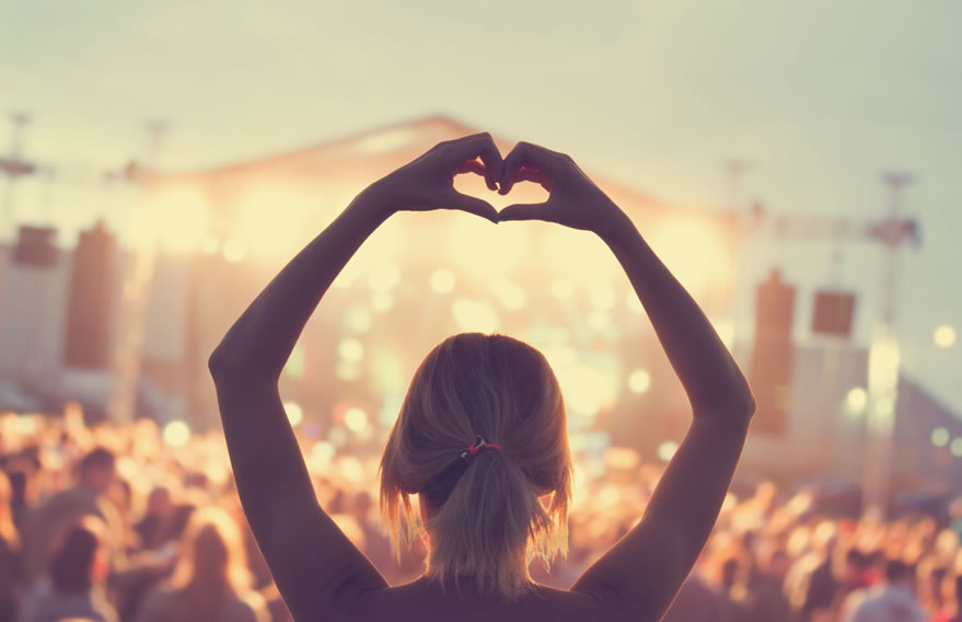 Co s sebou na festival? Bez mobilu a baterky ani ránu Co s sebou na festival? Bez mobilu a baterky ani ránu