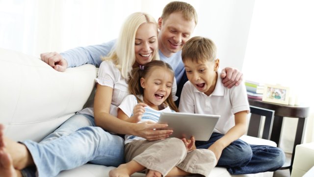 Vybíráte tablet? Máme pro vás pár tipů! Mladí lidé s tabletem