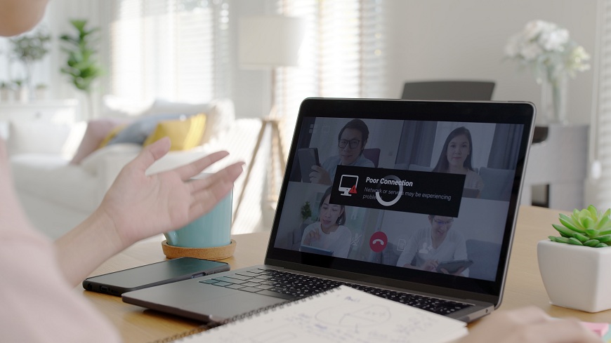 Jak připojit notebook k internetu? Notebook s probíhajícím videohovorem, zobrazující hlášku o nestabilním internetovém připojení.