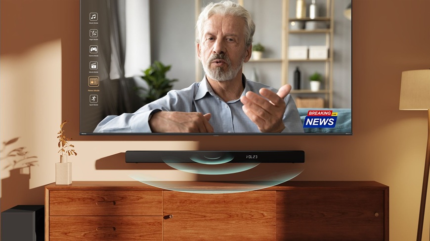 zapnutá televize a soundbar Hisense umístěný nad stolkem
