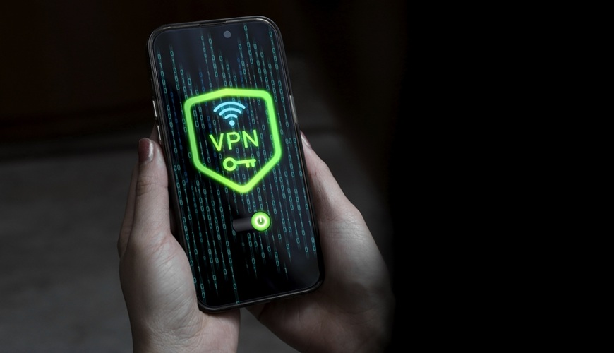 Co je to VPN? Virtuální privátní síť vám pomůže s bezpečností i soukromím symbol wi-fi a nápis vpn na mobilním telefonu
