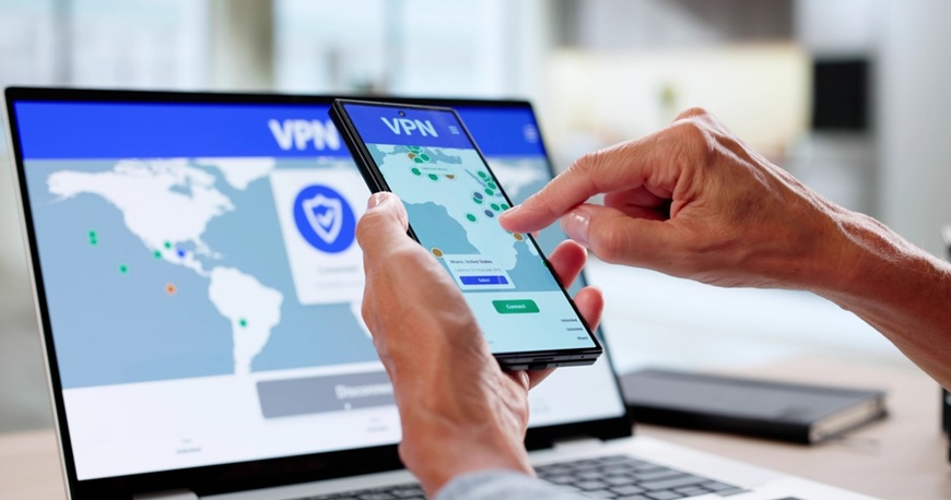 Co je to VPN? Virtuální privátní síť vám pomůže s bezpečností i soukromím použití vpn na mobilním telefonu s notebookem v pozadí