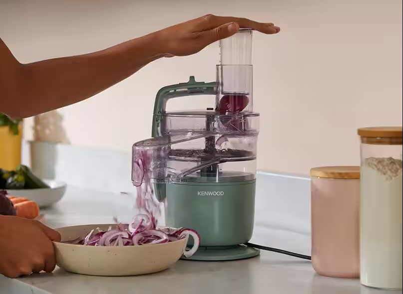 žena strouhá zeleninu pomocí kuchyňského robota Kenwood MultiPro Go FDP23.140.GY 