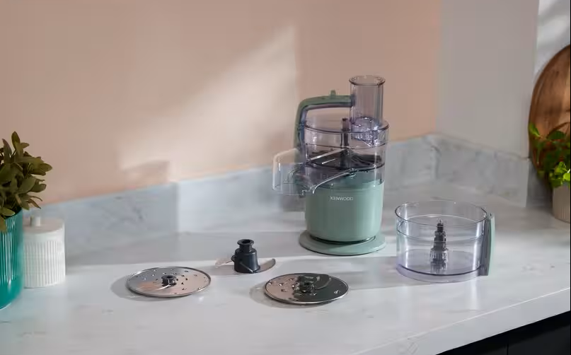 kuchyňský robot Kenwood MultiPro Go FDP23.140.GY s příslušenstvím na kuchyňské lince