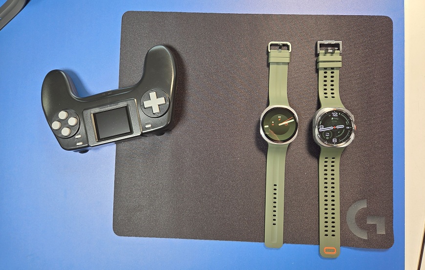 Chytré hodinky, které neznají limity. Samsung představil nové Galaxy Watch9 a Galaxy Watch Ultra2 Samsung Galaxy Watch9 a Galaxy Watch Ultra2 vedle herní konzole.