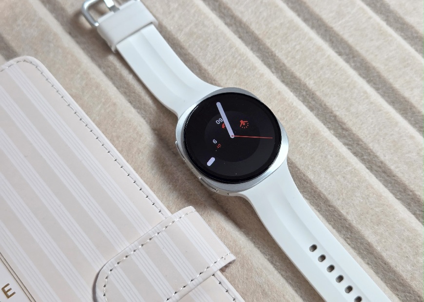 Chytré hodinky, které neznají limity. Samsung představil nové Galaxy Watch9 a Galaxy Watch Ultra2 Samsung Galaxy Watch9 bílá.