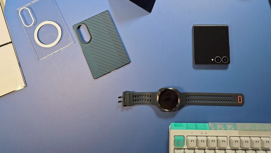 Chytré hodinky, které neznají limity. Samsung představil nové Galaxy Watch9 a Galaxy Watch Ultra2 Samsung Galaxy Watch Ultra2 pod mobilem Z Flip8.