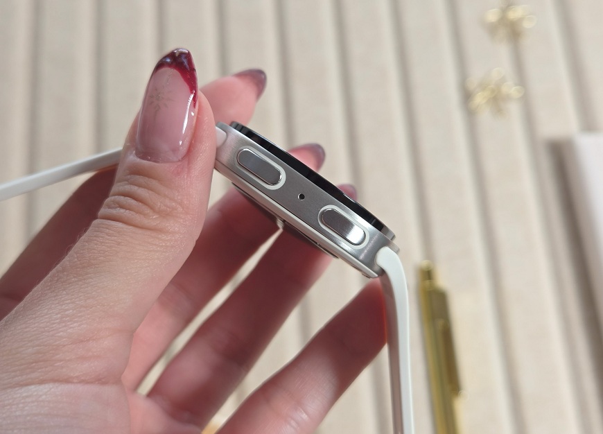 Chytré hodinky, které neznají limity. Samsung představil nové Galaxy Watch9 a Galaxy Watch Ultra2 Samsung Galaxy Watch9 z boku.