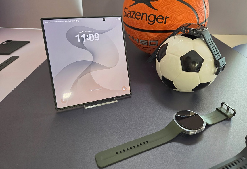 Chytré hodinky, které neznají limity. Samsung představil nové Galaxy Watch9 a Galaxy Watch Ultra2 Samsung Galaxy Watch9 a Samsung Galaxy Watch Ultra2 na fotbalovém míči. Mobilní telefon Samsung Galaxy Z Fold8 Ultra.