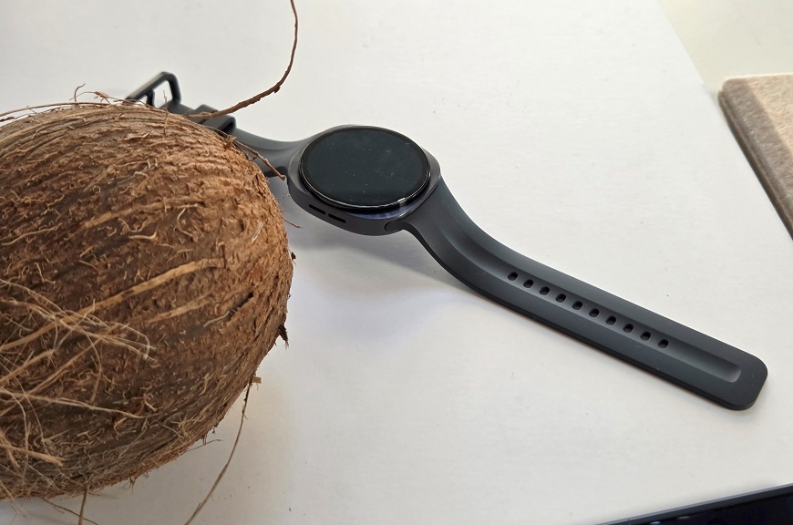 Chytré hodinky, které neznají limity. Samsung představil nové Galaxy Watch9 a Galaxy Watch Ultra2 Hodinky Samsung Galaxy Watch9 vedle kokosového ořechu.