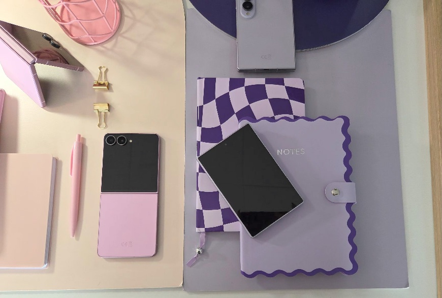 A je to venku! Tři nové skládačky Samsung s velkým překvapením: Galaxy Z Fold8 kompletně mění formát stran Samsung Galaxy Z FLip8 a Samsung Galaxy Z Fold8.