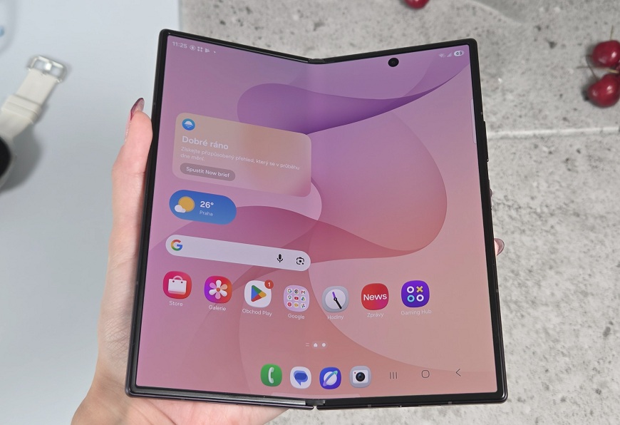 A je to venku! Tři nové skládačky Samsung s velkým překvapením: Galaxy Z Fold8 kompletně mění formát stran Rozevřený Samsung Galaxy Z Fold8 Ultra.