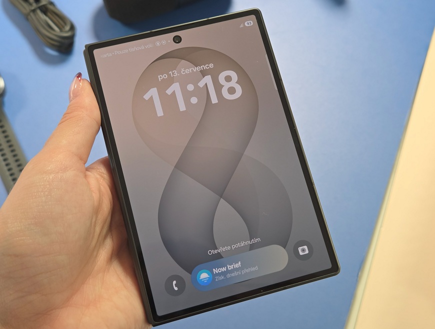 A je to venku! Tři nové skládačky Samsung s velkým překvapením: Galaxy Z Fold8 kompletně mění formát stran Vnější displej mobilu Samsung Galaxy Z Fold8.