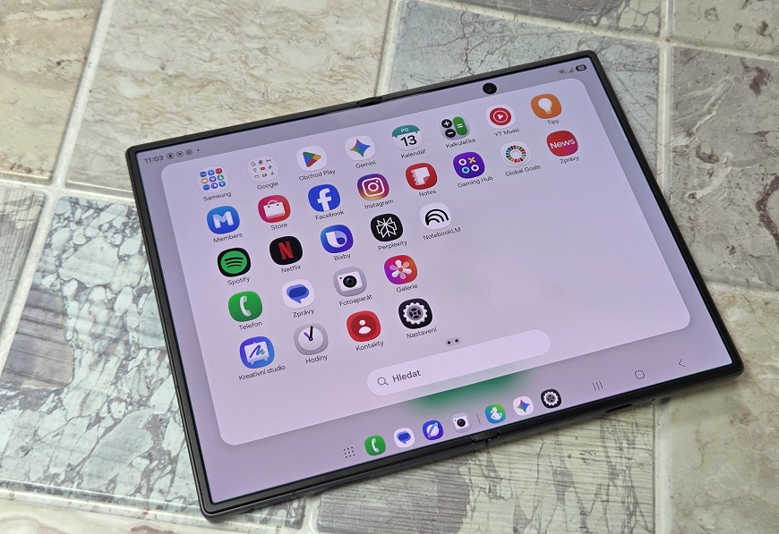 A je to venku! Tři nové skládačky Samsung s velkým překvapením: Galaxy Z Fold8 kompletně mění formát stran Vnitřní displej mobilu Samsung Galaxy Z Fold8.