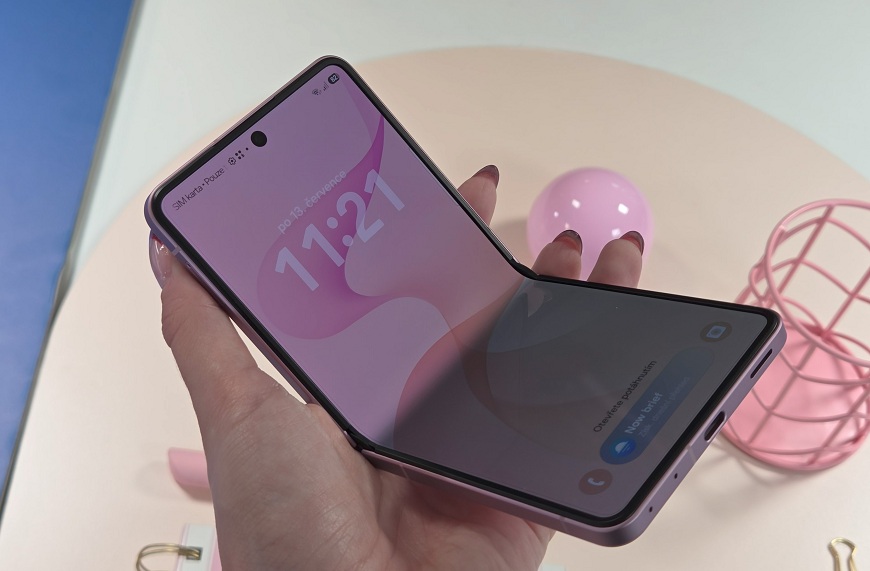 A je to venku! Tři nové skládačky Samsung s velkým překvapením: Galaxy Z Fold8 kompletně mění formát stran Rozložený Samsung Galaxy Z Flip8.