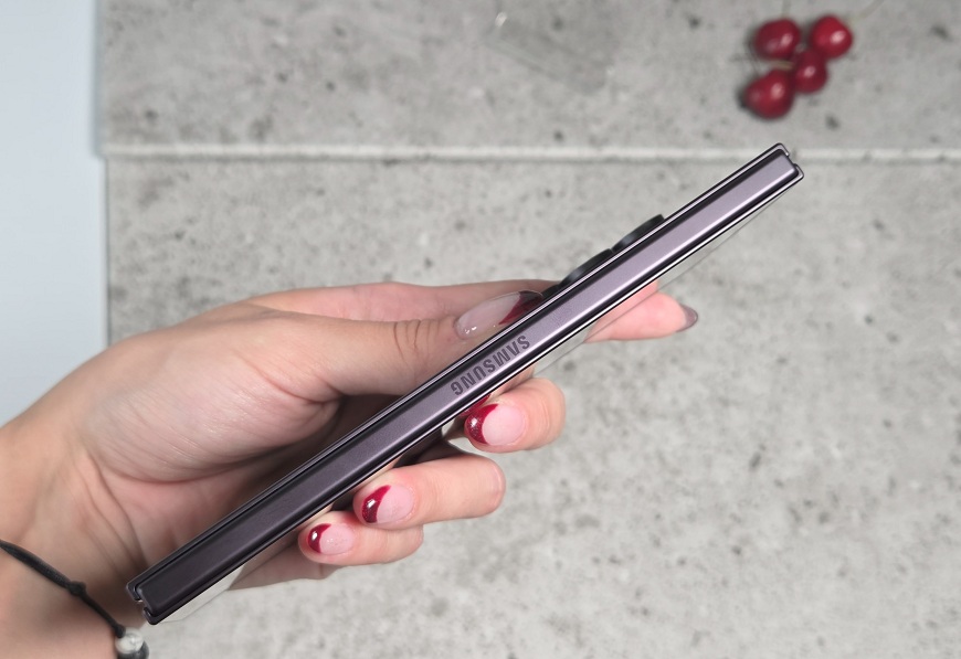 A je to venku! Tři nové skládačky Samsung s velkým překvapením: Galaxy Z Fold8 kompletně mění formát stran Samsung Galaxy Z Fold8 Ultra. Detail na logo Samsung.