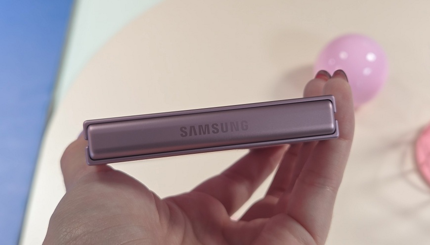 A je to venku! Tři nové skládačky Samsung s velkým překvapením: Galaxy Z Fold8 kompletně mění formát stran Detail na logo Samsung u mobilu Samsung Galaxy Z Flip8.